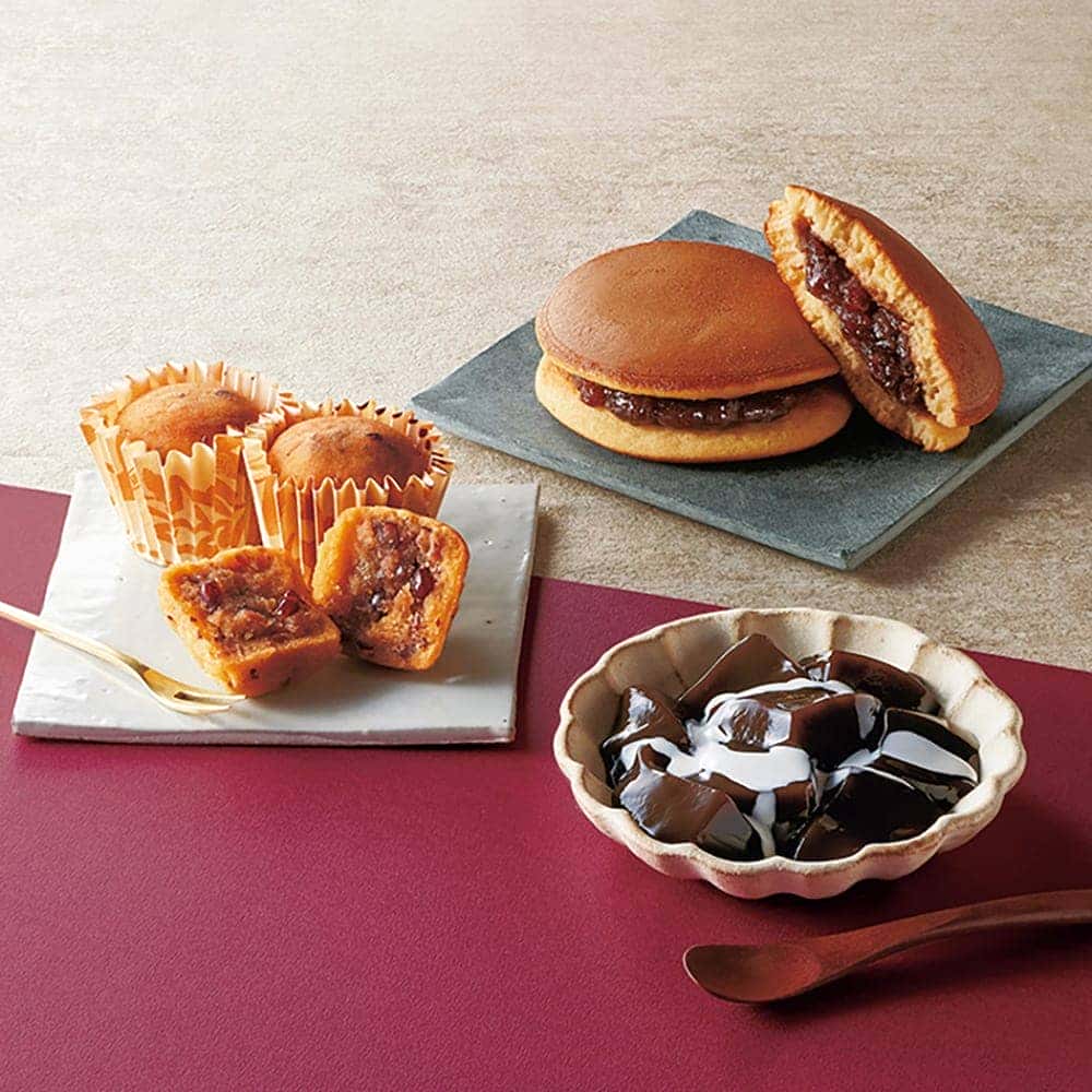 Sweet Delights: Fluffy Dorayaki and Confectionery Assortment 10 Pieces