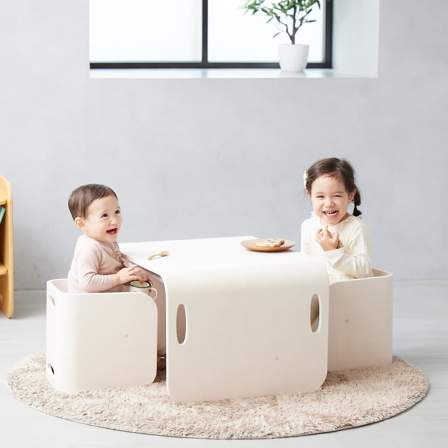 Hoppuru Roll Chair & Desk 3-Piece Set Ivory